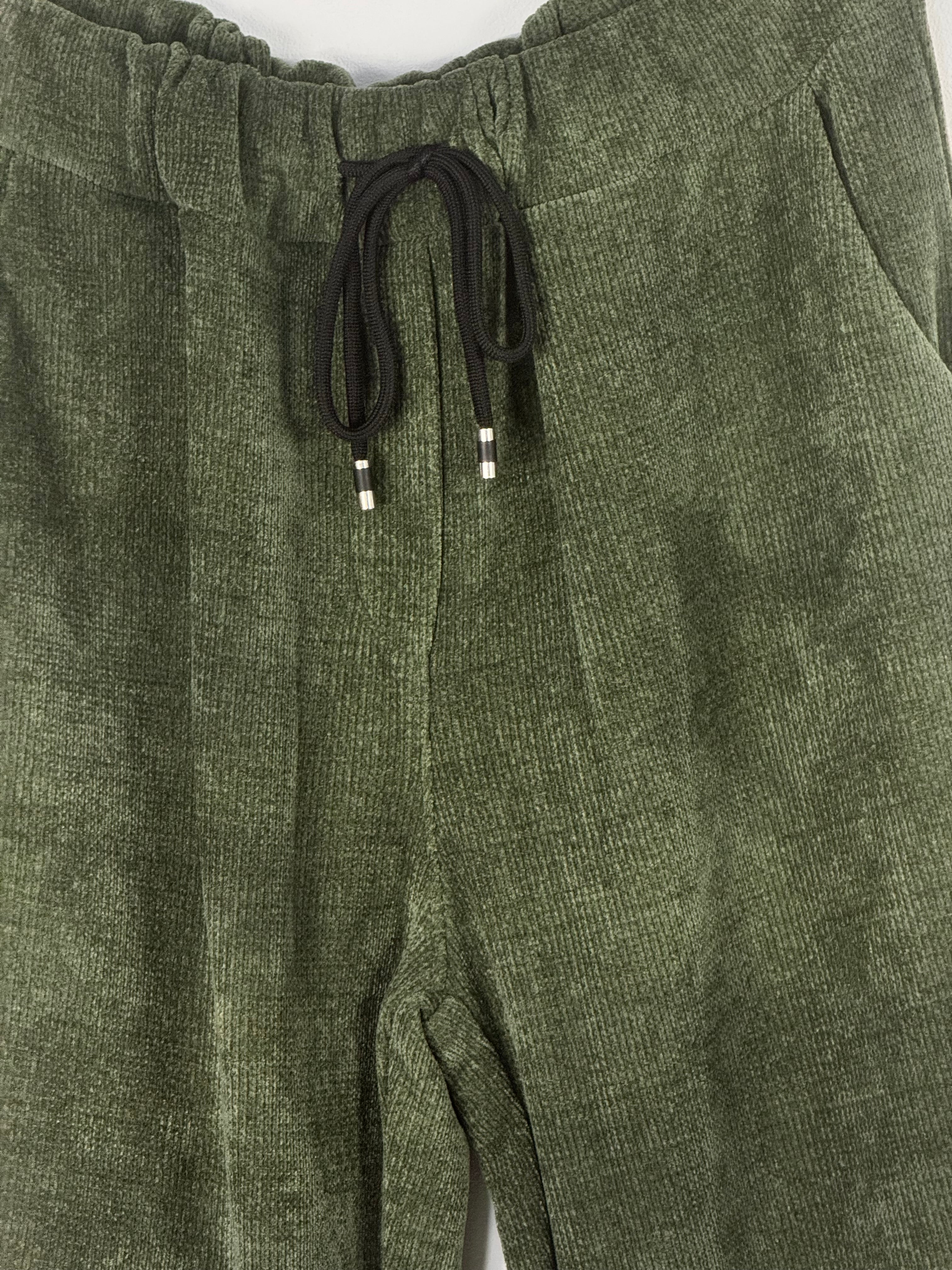 Pantalon Nello kaki, détail du velours et du cordon noir – Mam’s Ailes
