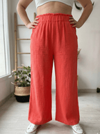 Pantalon large femme corail en gaze de coton porté avec un haut relevé (look taille haute).