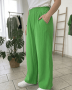 Pantalon palazzo femme vert pomme en gaze de coton : coupe large fluide, ceinture élastique froncée, main dans la poche, taille 40 au 48