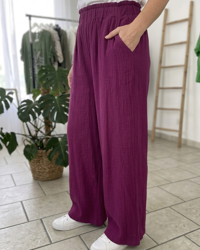 Détail de 3/4 du pantalon palazzo prune deep en gaze de coton avec ceinture froncée et main dans la poche, collection Rock-Bohème