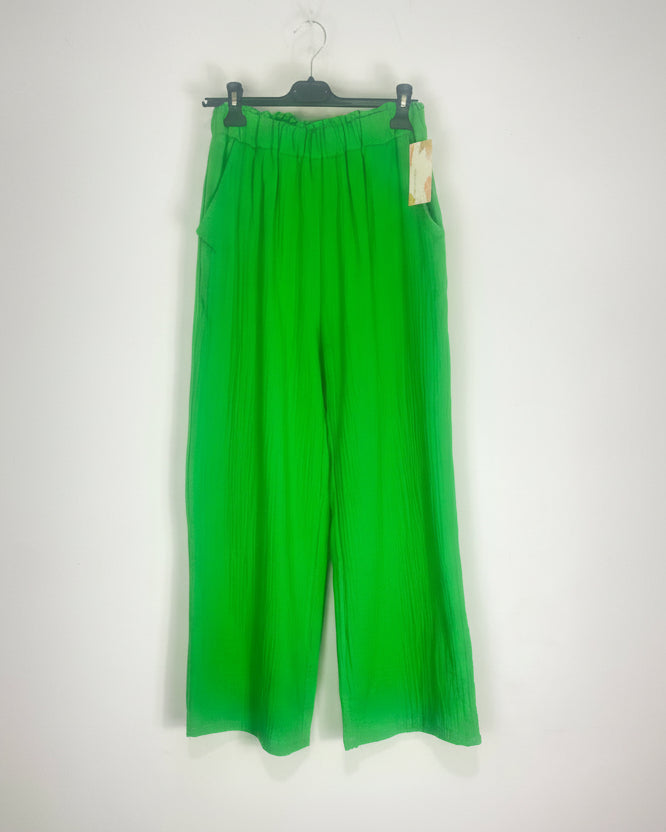 Pantalon palazzo femme vert pomme en gaze de coton avec ceinture élastique froncée.