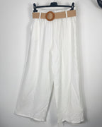 Pantalon large blanc femme avec tombé fluide vue sur cintre