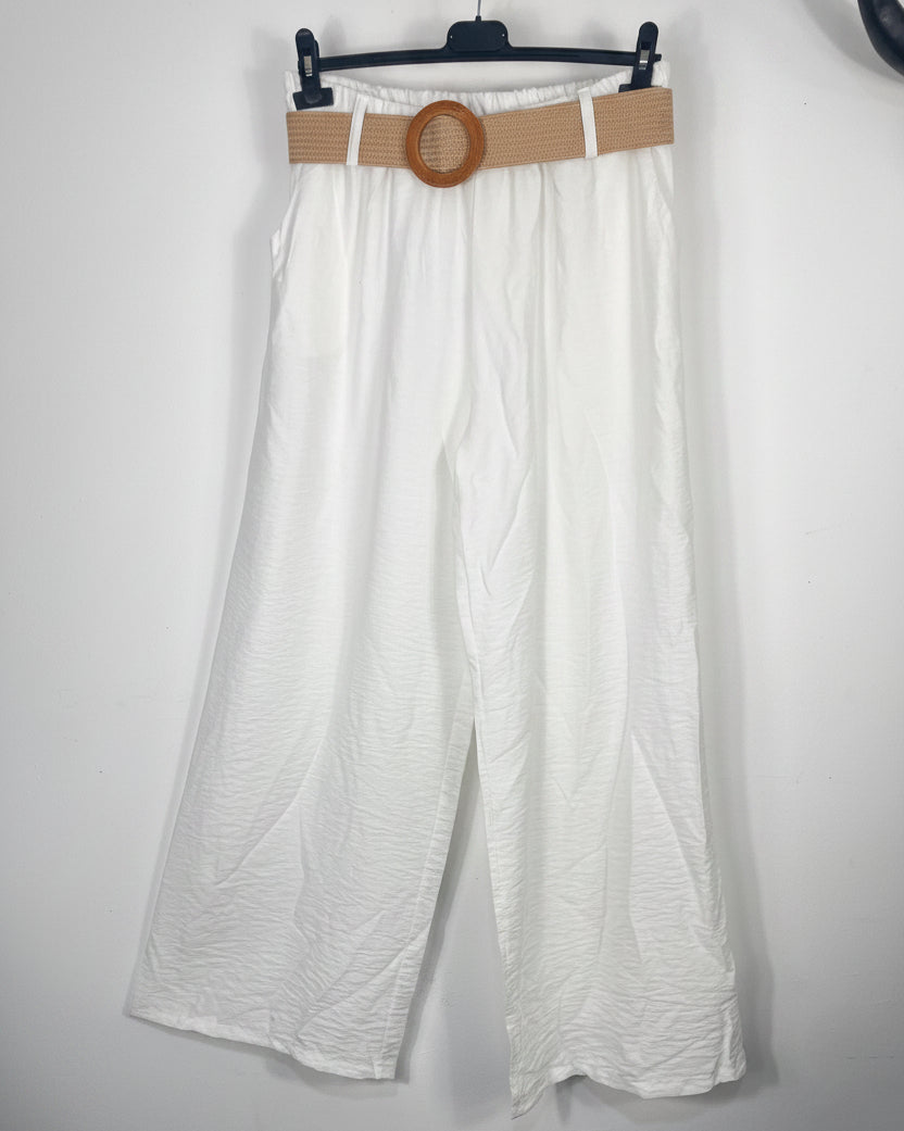Pantalon large blanc femme avec tombé fluide vue sur cintre