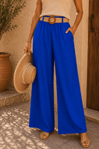 Pantalon palazzo bleu royal fluide avec ceinture beige et sandales estivales
