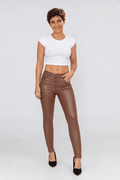 Sofia portant le pantalon ajusté en simili chocolat, vue face.