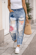 Pantalon femme jean clair patchwork coloré – coupe décontractée, taille élastique, porté en marche vue de face