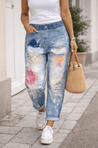 Pantalon femme jean clair patchwork coloré – coupe décontractée, taille élastique, porté en marche vue de face