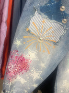 Pantalon femme jean clair – motifs effet peinture rose et bleu, style artistique et original