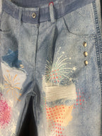 Pantalon jean femme patchwork – détail patch déchiré avec effet relief et perles décoratives