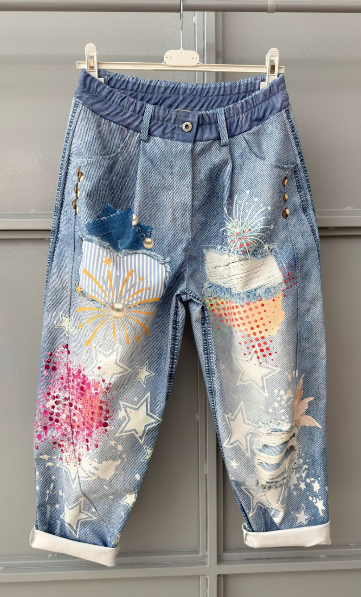 Pantalon femme jean clair patchwork – vue de face sur cintre, taille élastique et coupe confortable