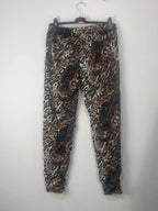 pantalon léopard en suédine, vue arrière, coupe fuselée
