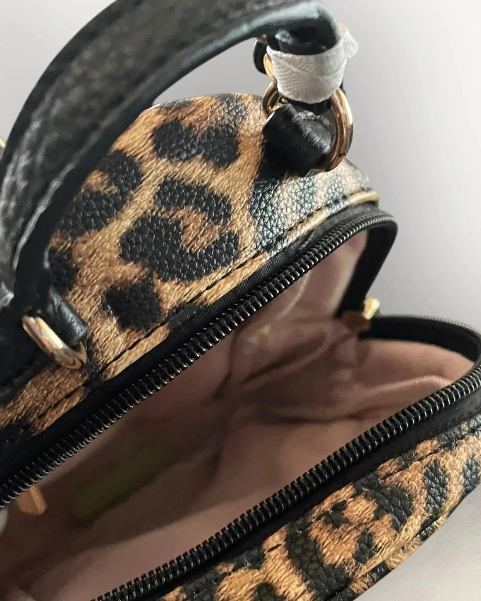 Petit sac à dos noir et léopard – Style & Praticité - Mam’s Ailes