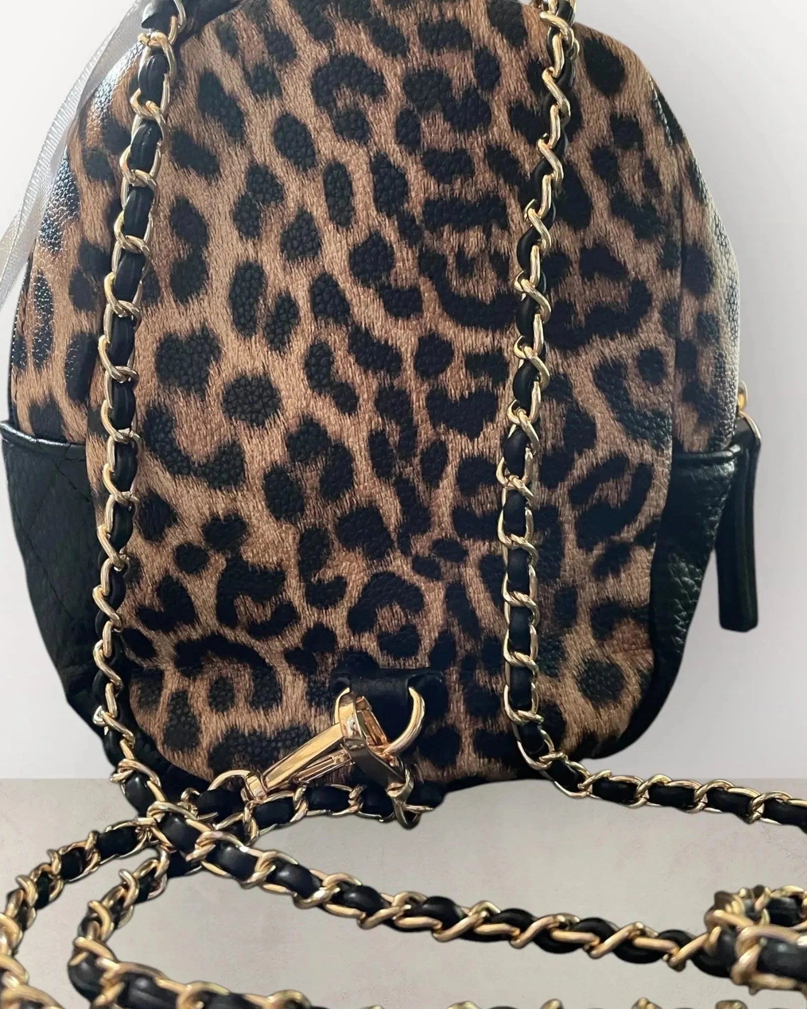 Petit sac à dos noir et léopard – Style & Praticité - Mam’s Ailes