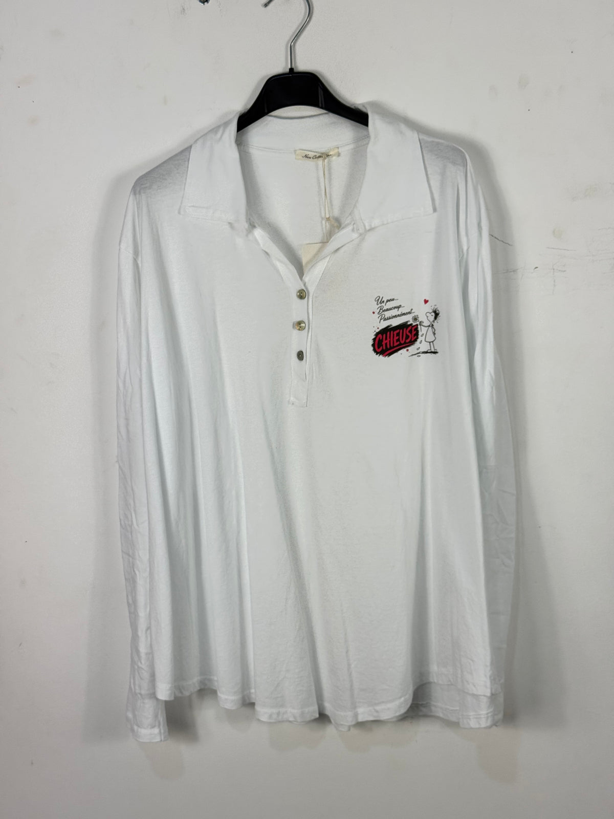 Polo Mamzie Chieuse blanc de face avec motif Mamzie Chieuse sur la poitrine – Mam’s Ailes