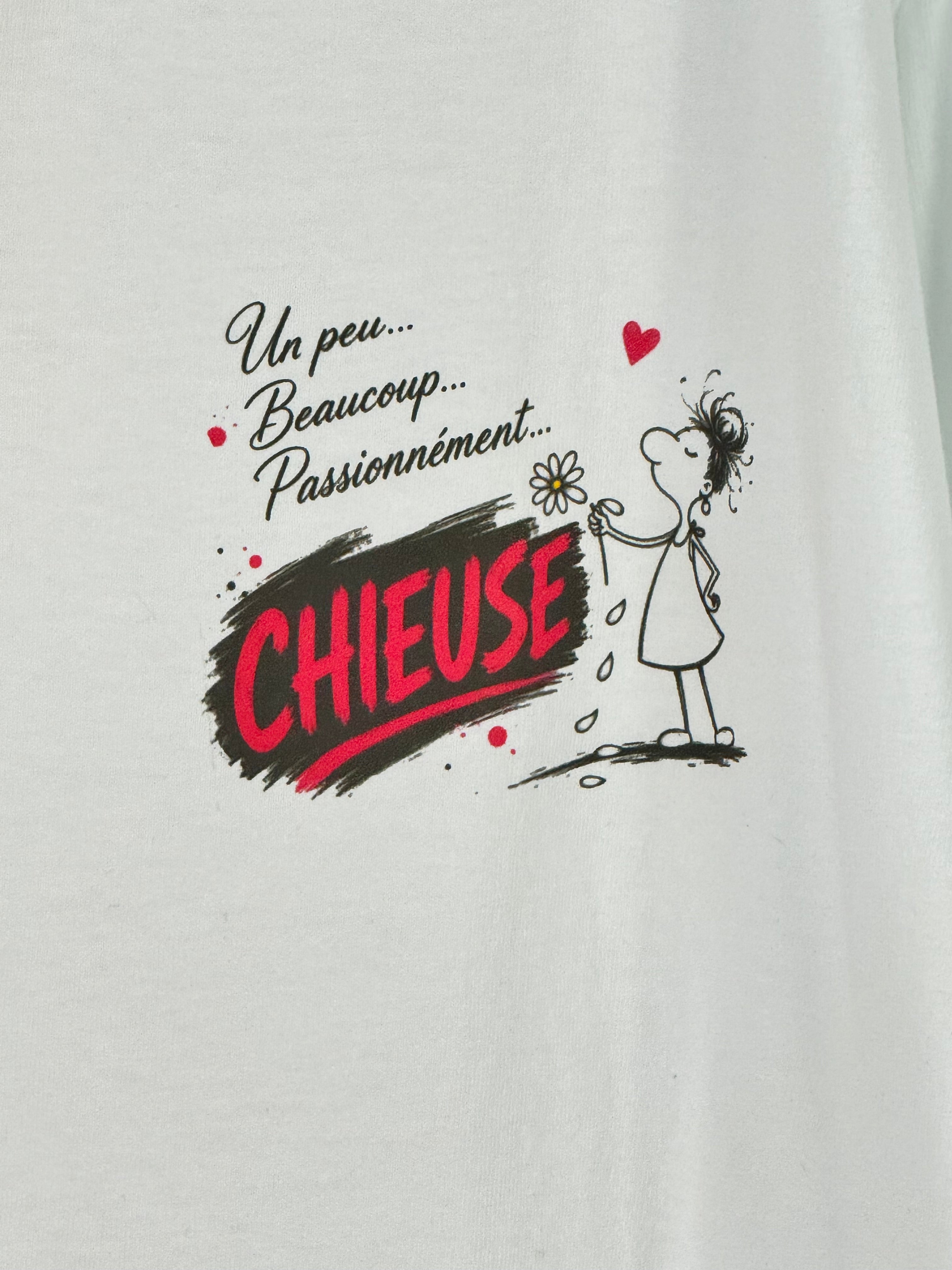 Polo Mamzie Chieuse détail Mamzie et message Un peu Beaucoup Passionnément Chieuse – Mam’s Ailes