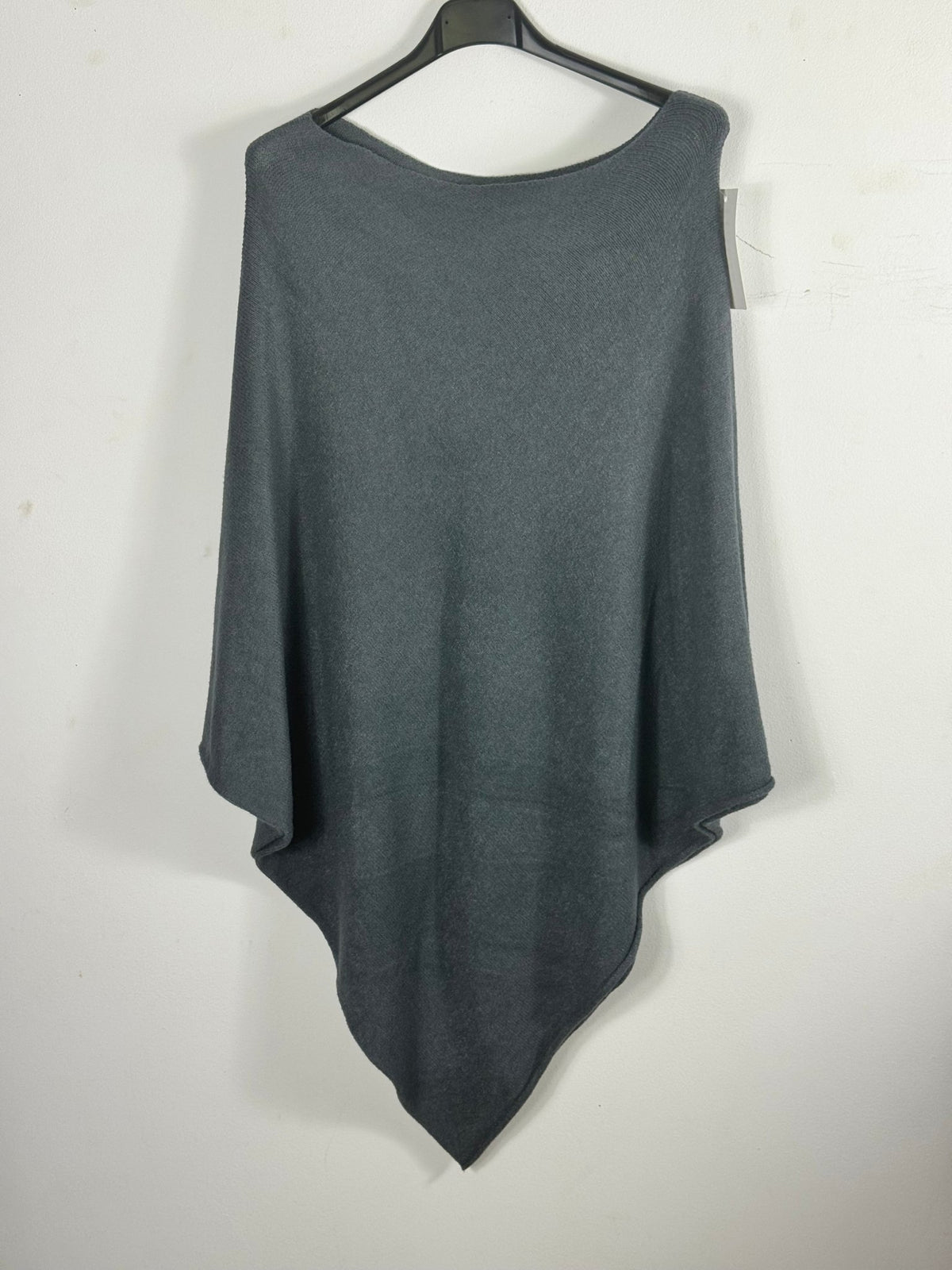 Photo d’origine du poncho asymétrique anthracite sur cintre.