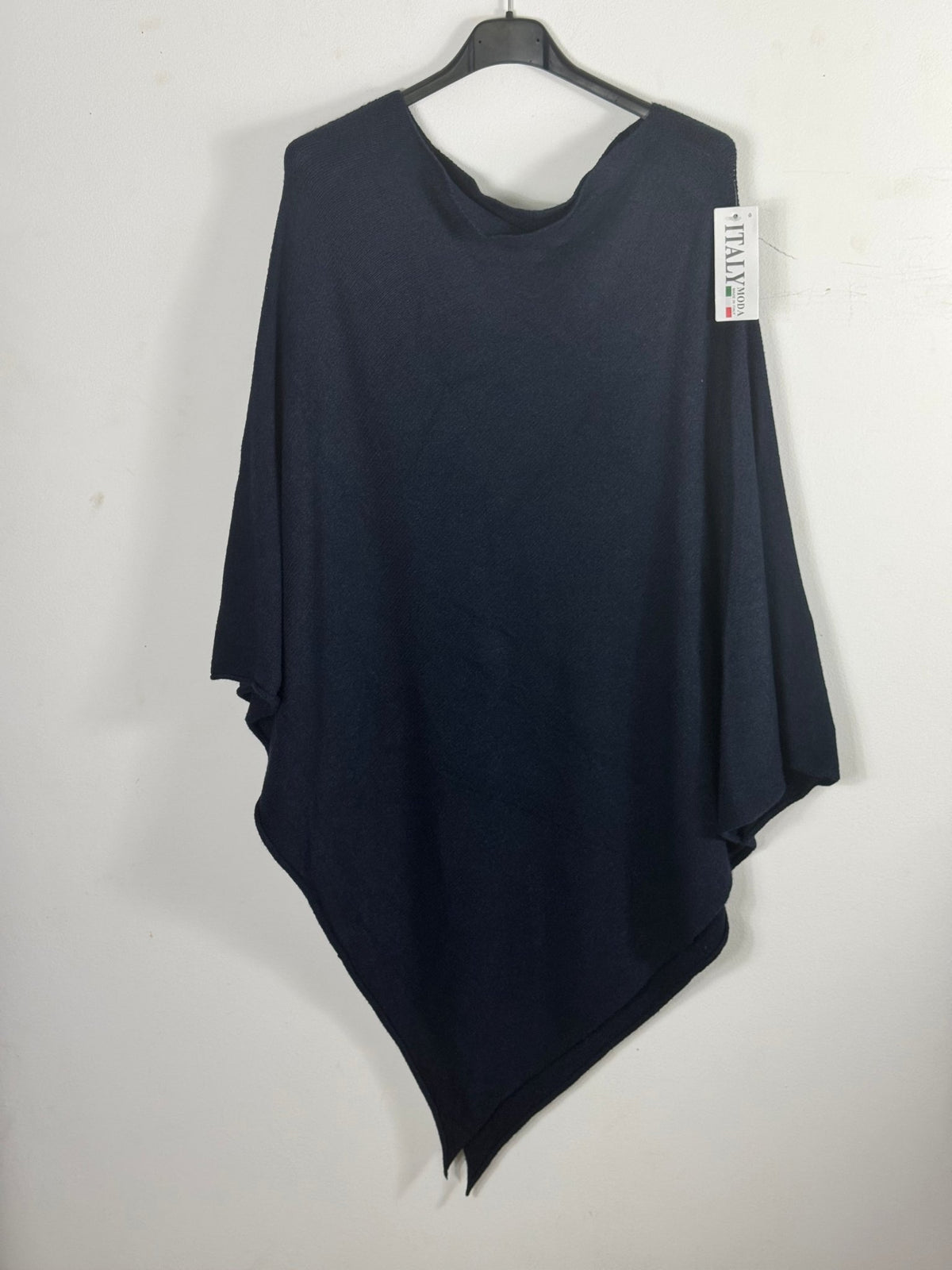 Photo d’origine du poncho asymétrique marine sur cintre.
