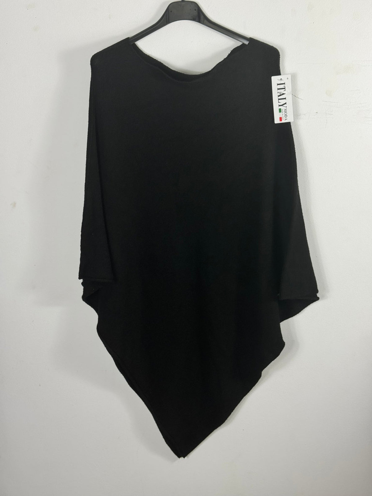 Photo d’origine du poncho asymétrique noir sur cintre.