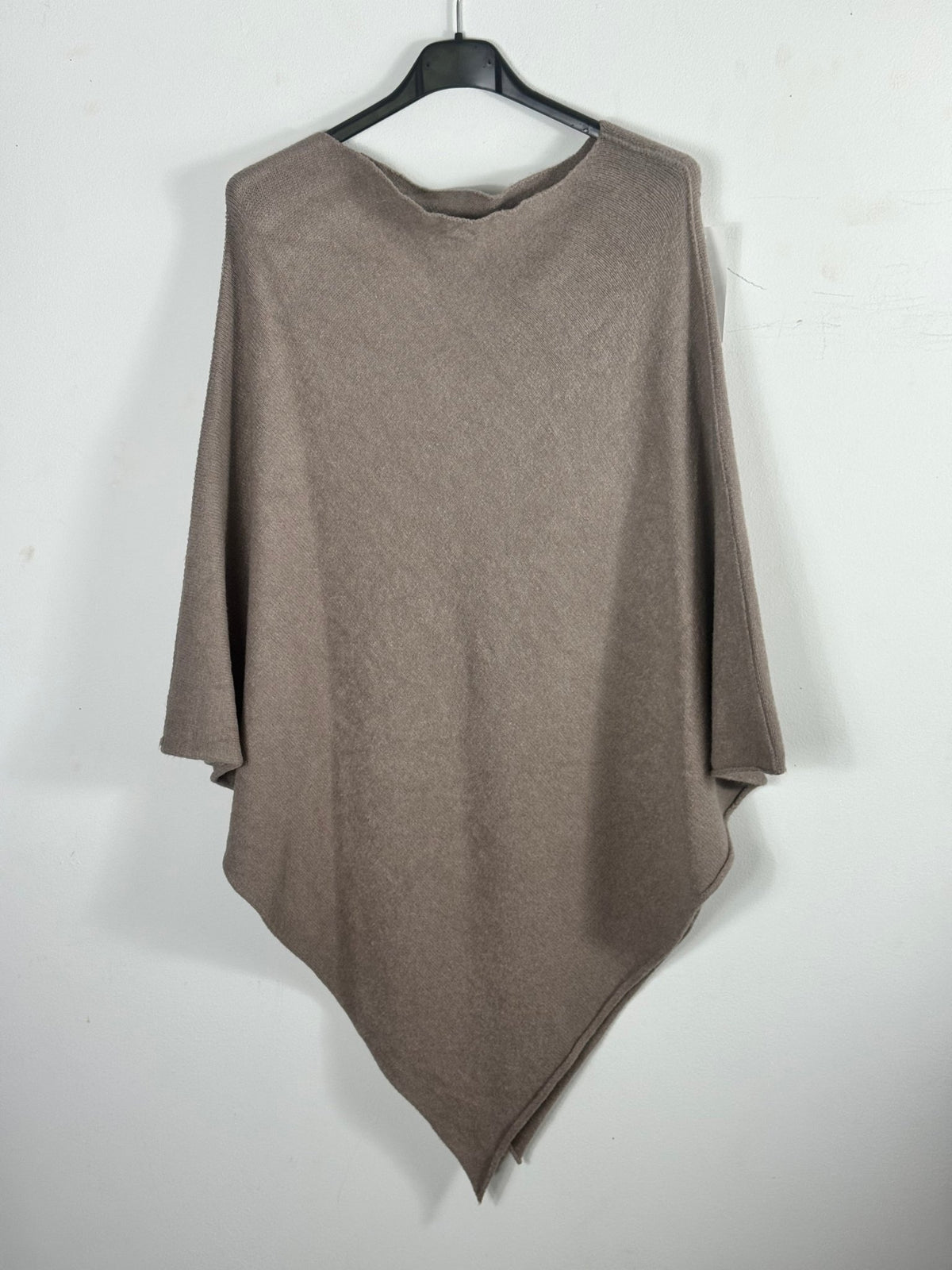 Photo d’origine du poncho asymétrique taupe sur cintre.