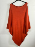 Photo d’origine du poncho asymétrique terracotta sur cintre.