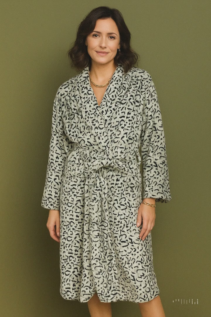 Peignoir d’intérieur femme motif léopard élégant, disponible en plusieurs tailles