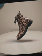 Bottine femme à lacets imprimé léopard sur fond blanc.