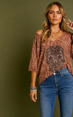 Femme portant un pull vieux rose à tête de mort scintillante, manches longues, style rock chic