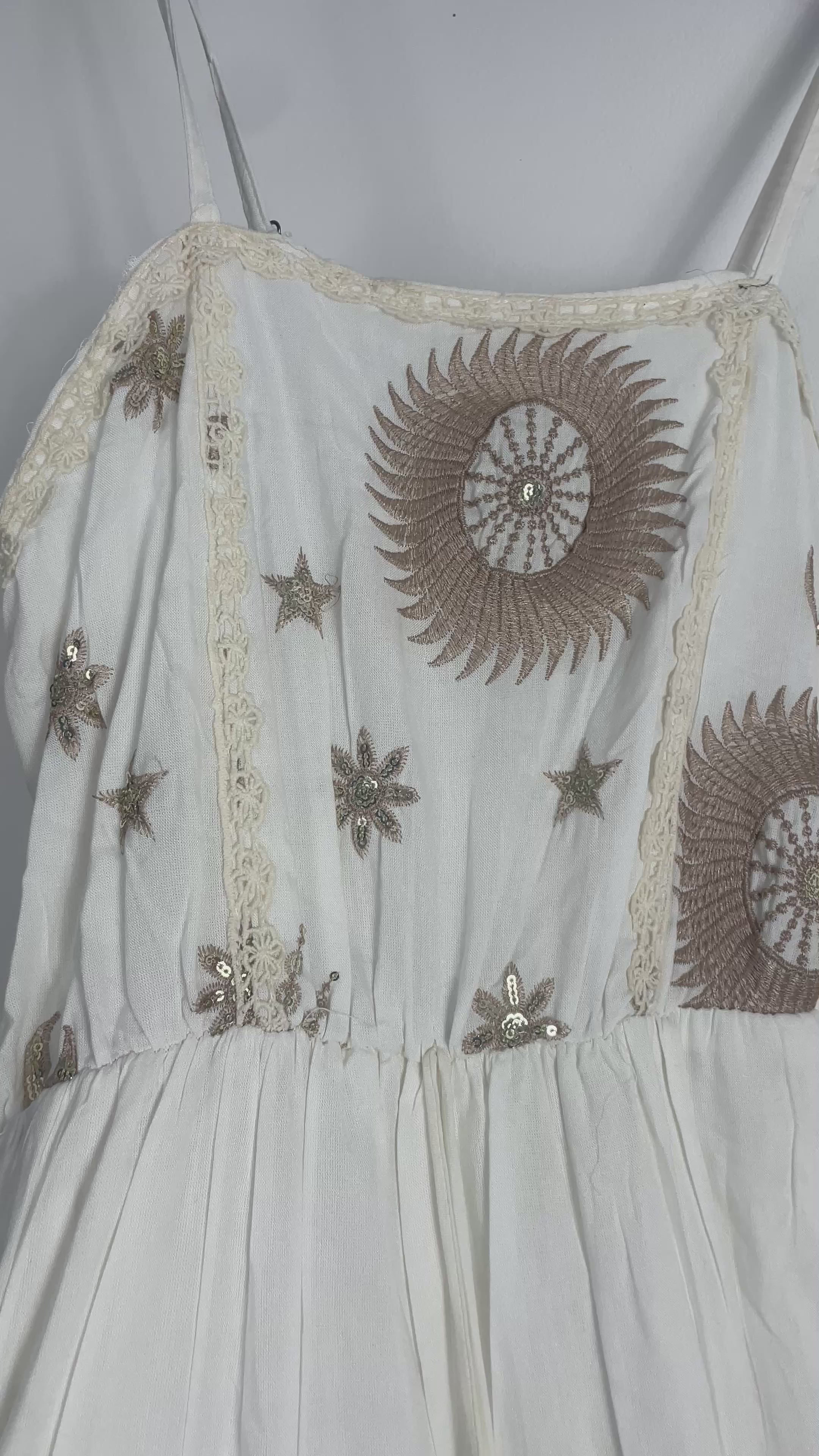 Vidéo détail broderies soleil lune étoiles dorées de la robe bohème céleste coton – Mam's Ailes
