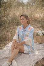 Blouse florale avec touches dentelles, portée vue de face et de dos , décor champêtre 