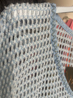 Détail matière sur pull crochet bleu ciel