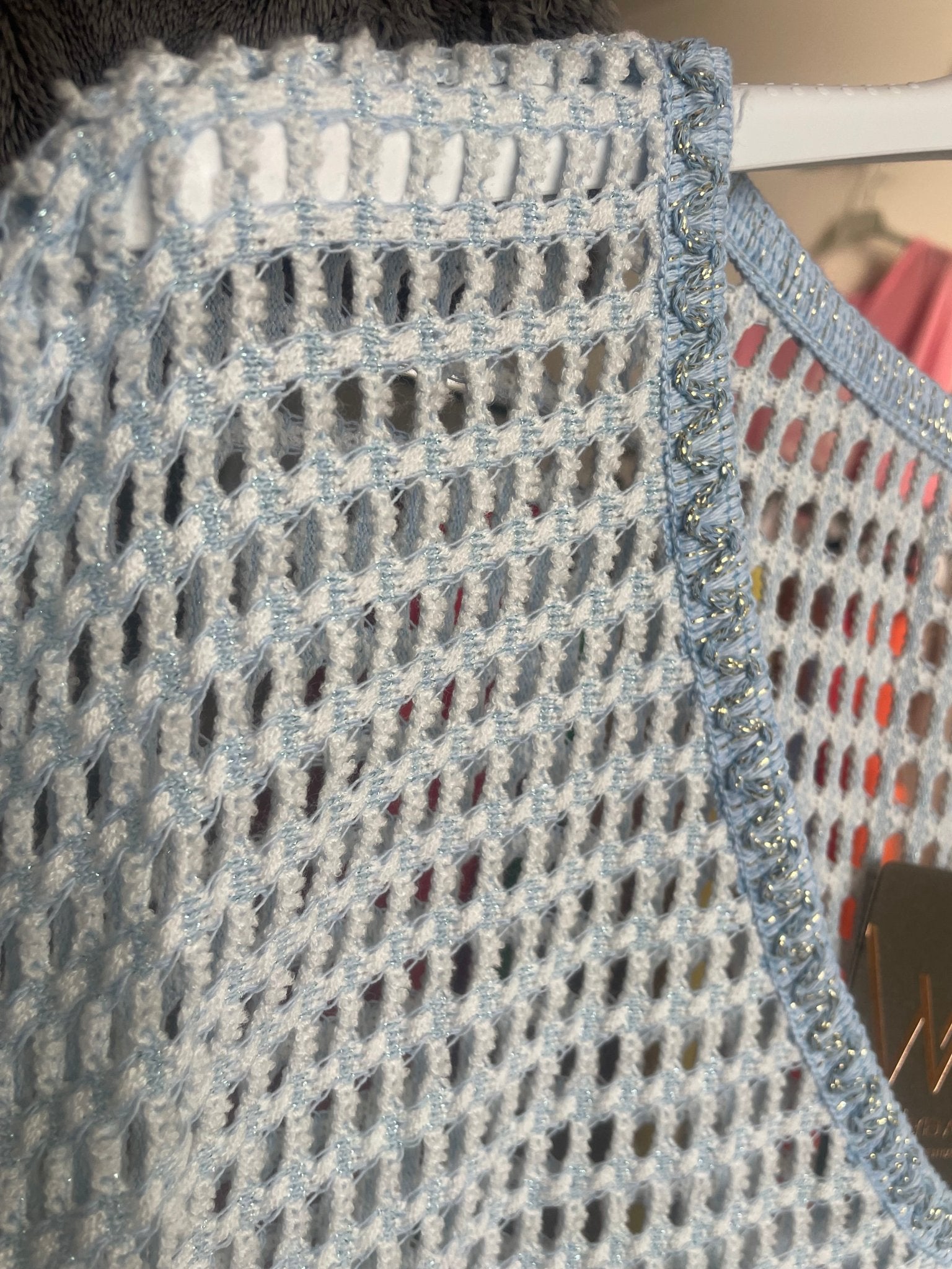 Détail matière sur pull crochet bleu ciel