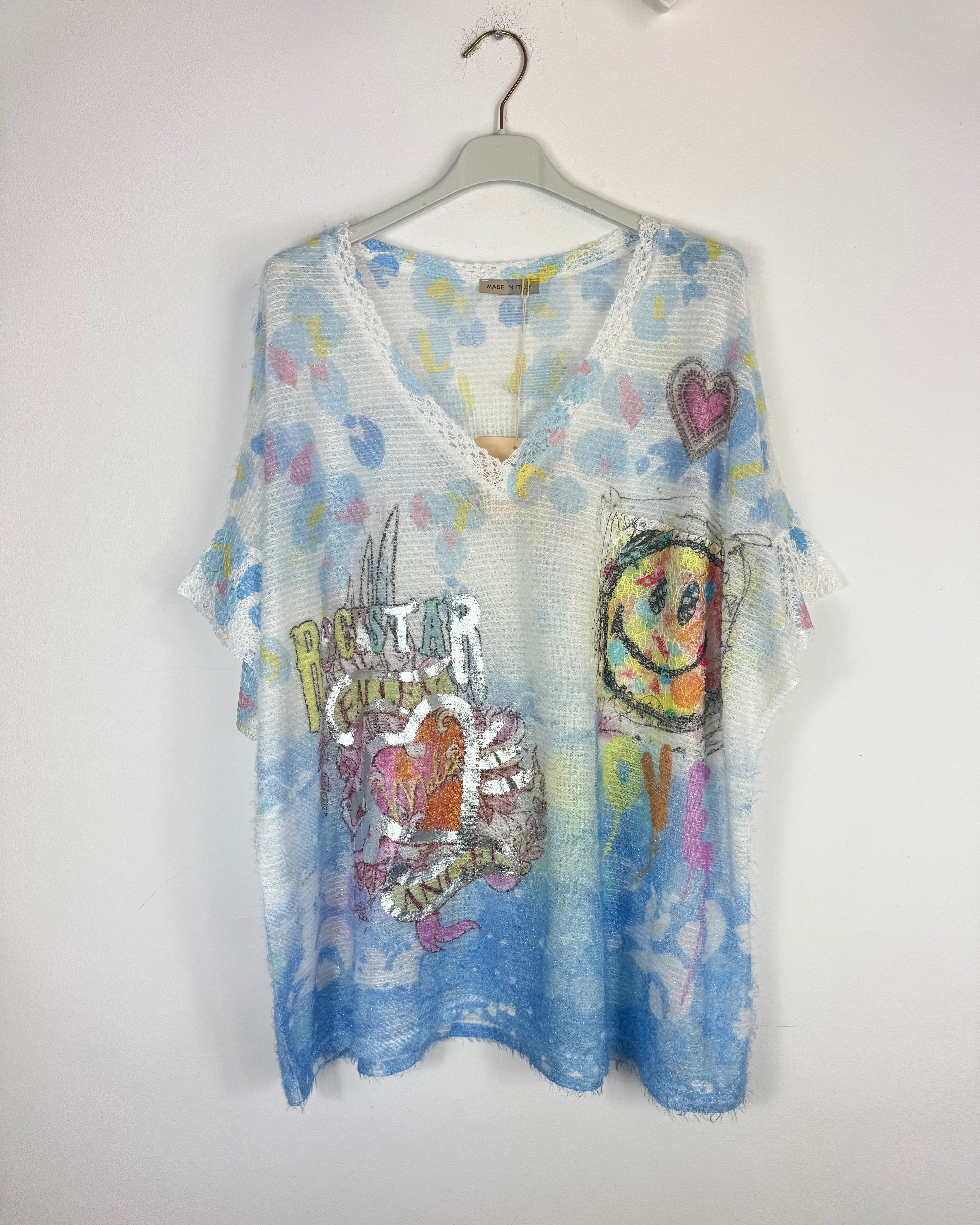Pull femme manches courtes en maille légère pailletée avec inscription LOVE au dos, vue face sur cintre