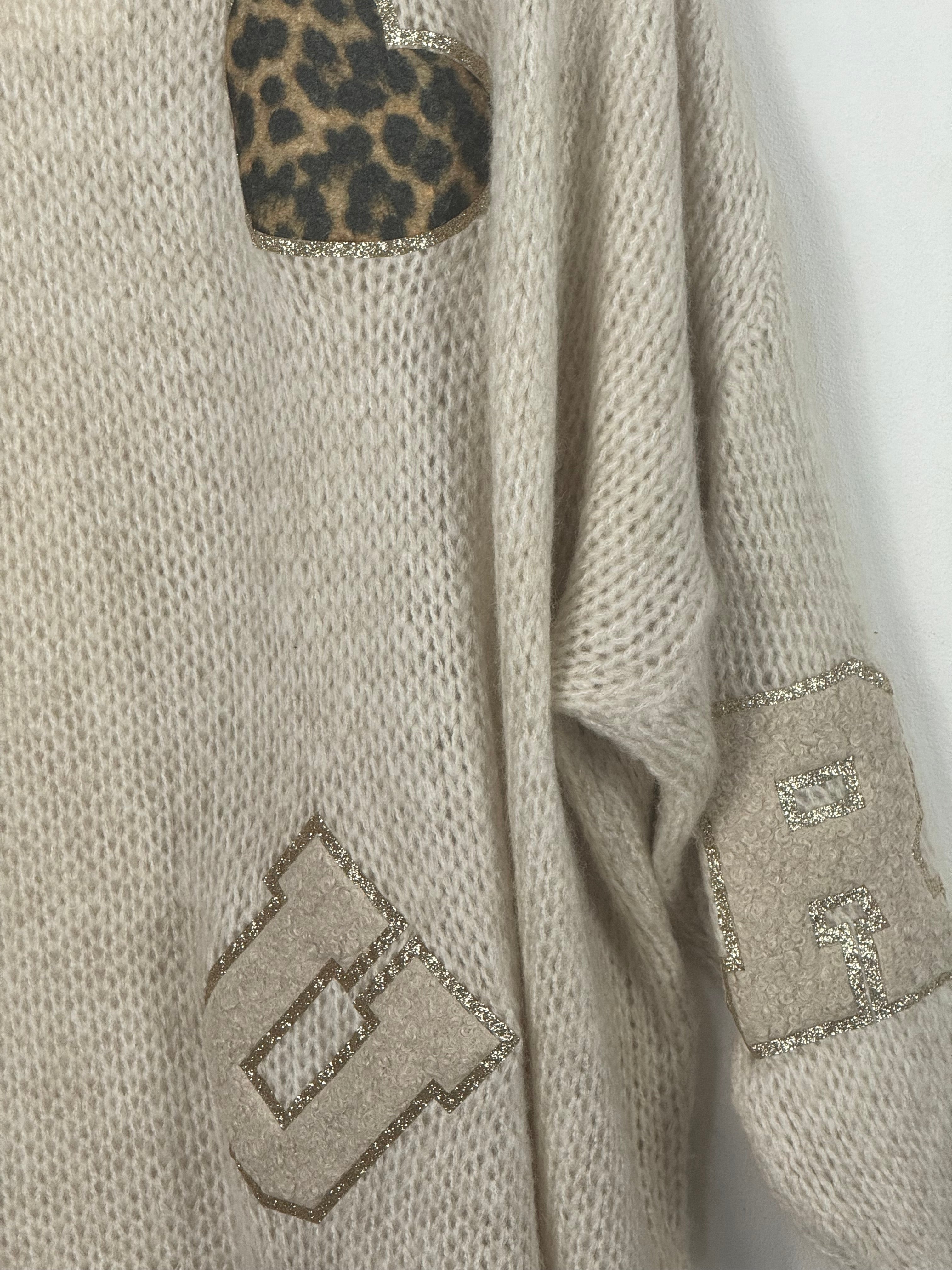 Pull Alba, détail de la maille et des écussons — photo du produit.