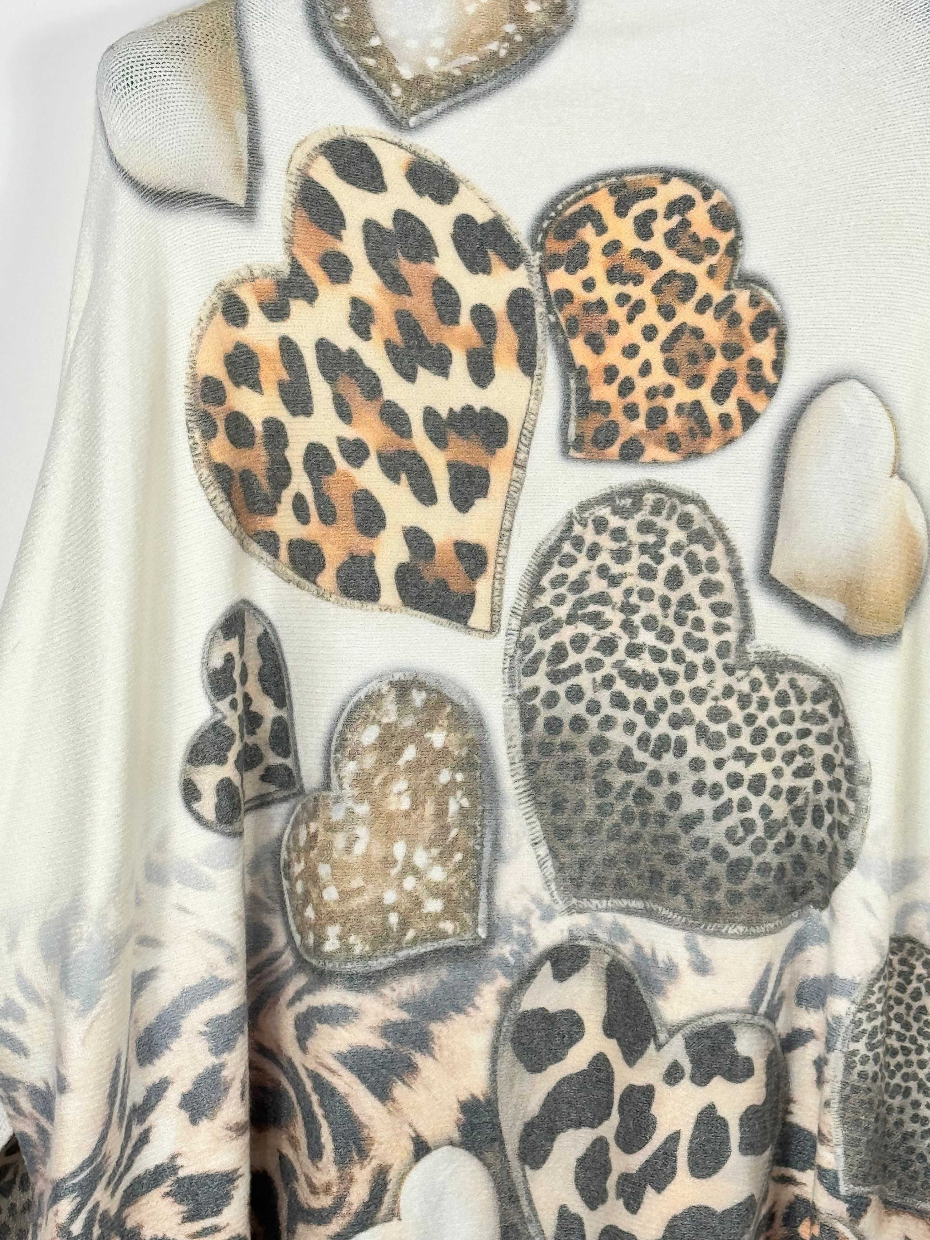 Pull Amalia, détail des cœurs léopard imprimés — photo du produit.