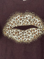 Détail de la bouche léopard entourée de strass sur le pull Bacio chocolat