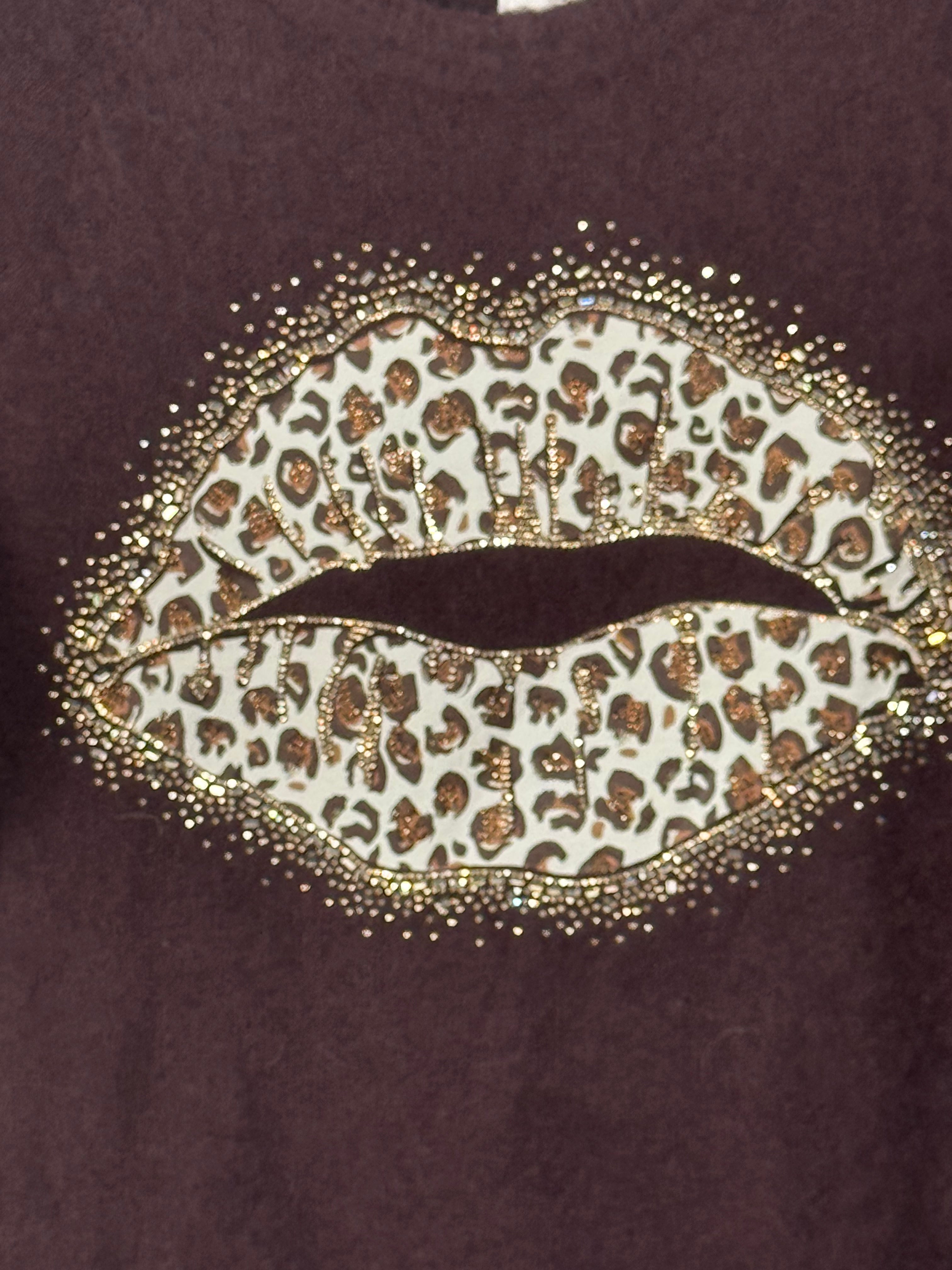 Détail de la bouche léopard entourée de strass sur le pull Bacio chocolat