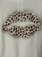 Détail de la bouche léopard et des strass sur le pull Bacio écru
