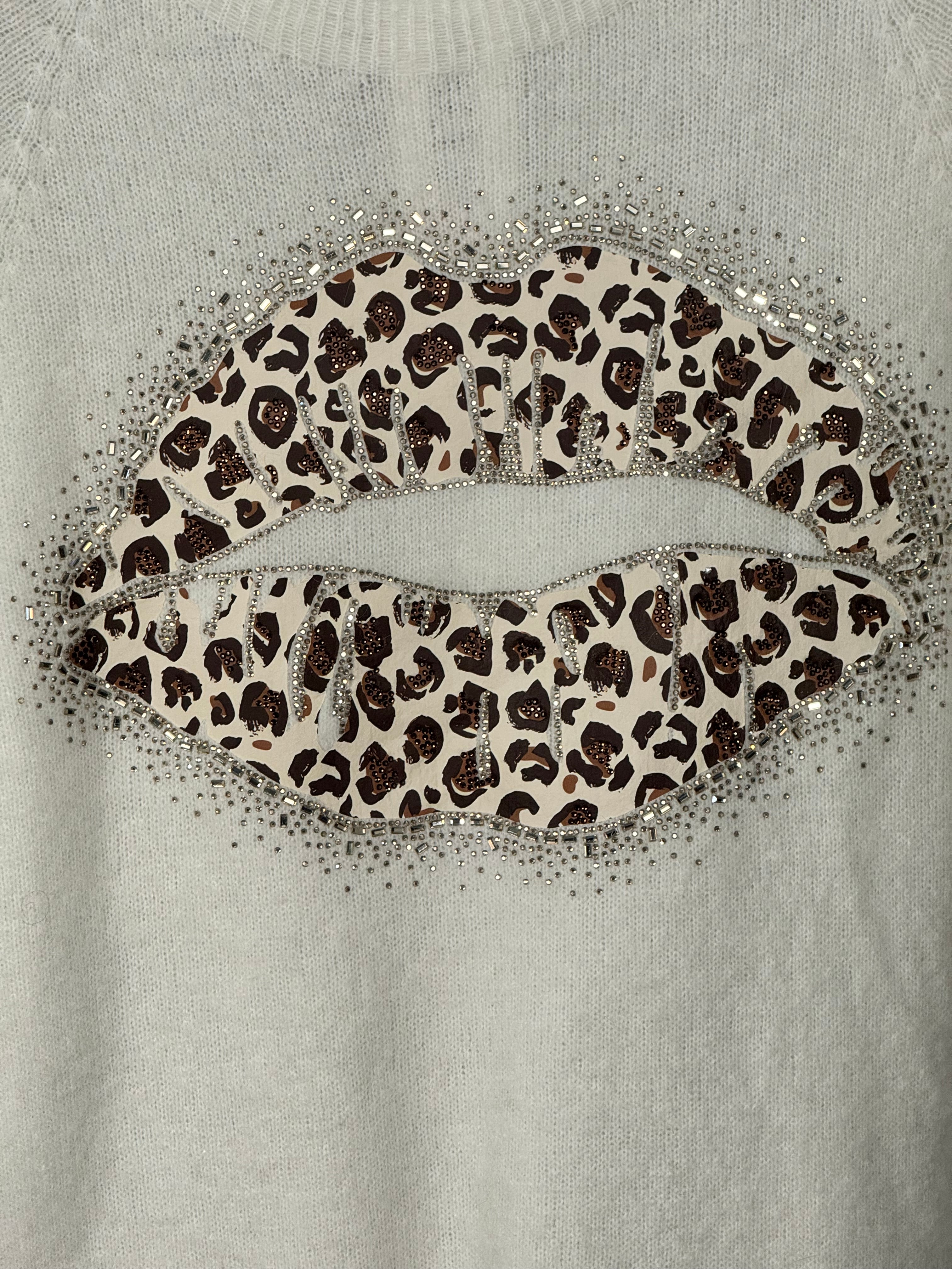 Détail de la bouche léopard et des strass sur le pull Bacio écru