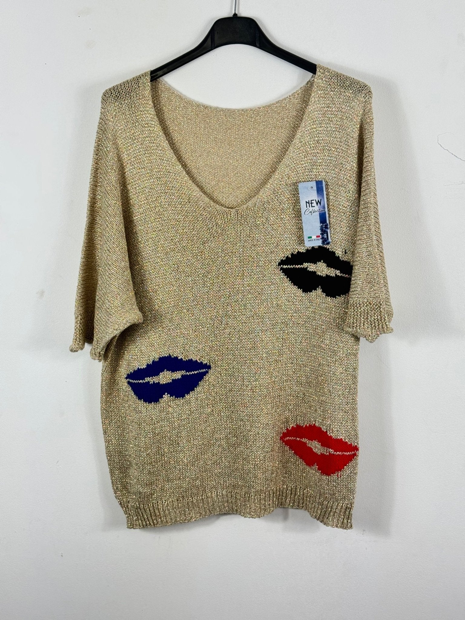Pull Bella en maille champagne dorée sur cintre, vue réelle de face avec trois bouches colorées