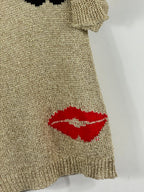Détail réel de la bouche rouge et des fils brillants dorés du pull Bella