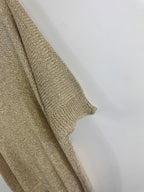 Détail réel de la manche courte et de la maille lurex dorée du pull Bella