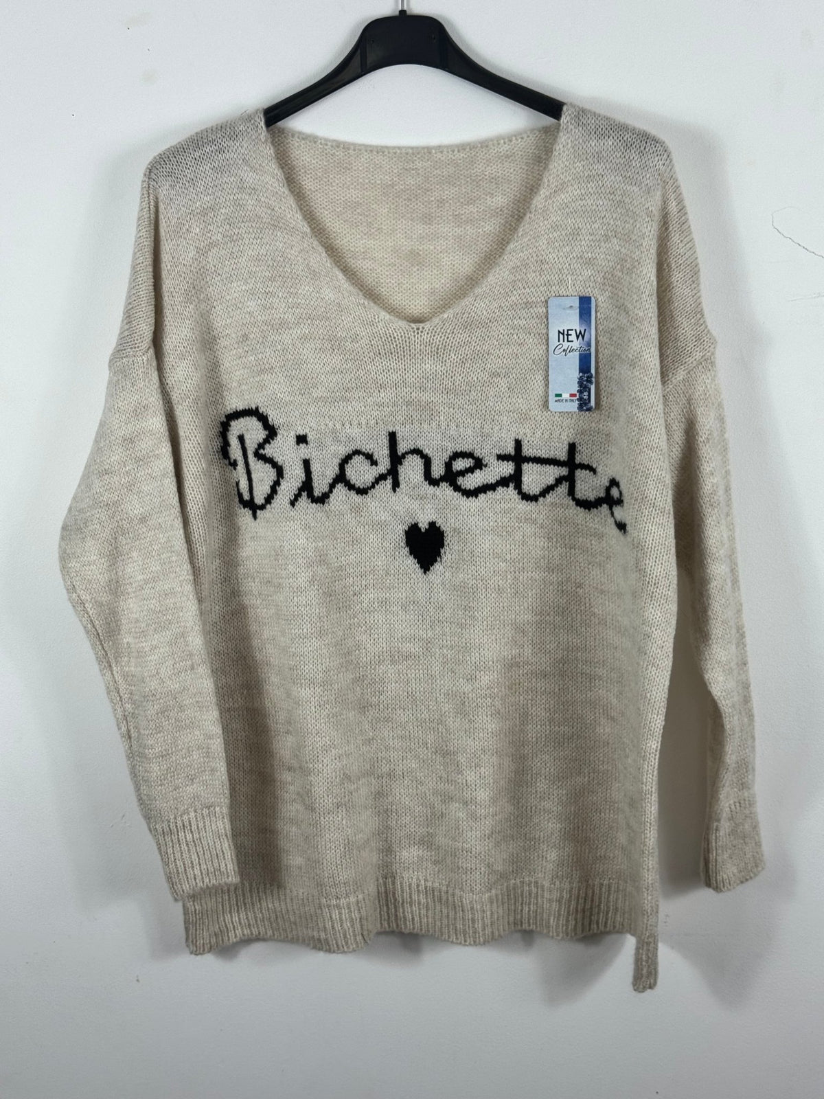 Pull Bichette beige sur cintre, coloris réel, col V et coupe ample