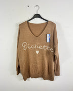 Pull Bichette camel sur cintre, coloris réel, col V et message clair