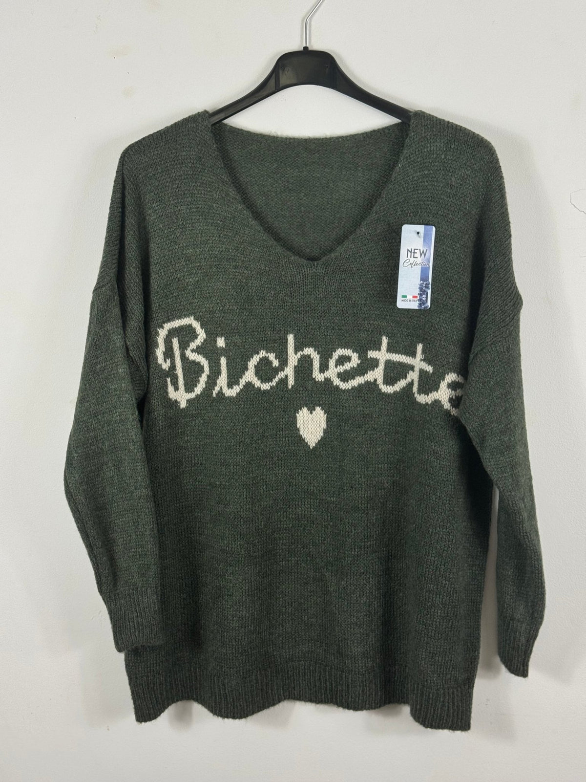 Pull Bichette kaki sur cintre, coloris réel et message contrasté