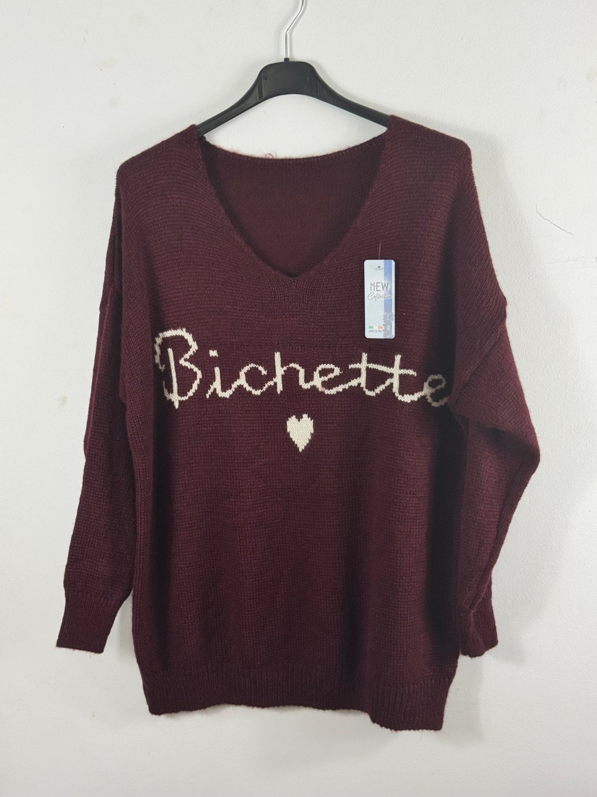 Pull Bichette lie de vin sur cintre, coloris réel et petit cœur clair