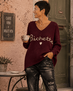 Pull Bichette lie de vin porté avec pantalon noir sur une terrasse italienne