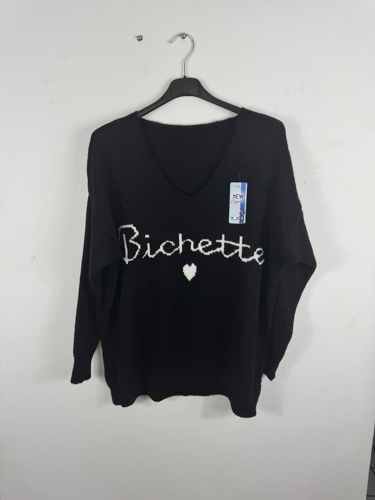 Pull Bichette noir sur cintre, coloris réel et message clair