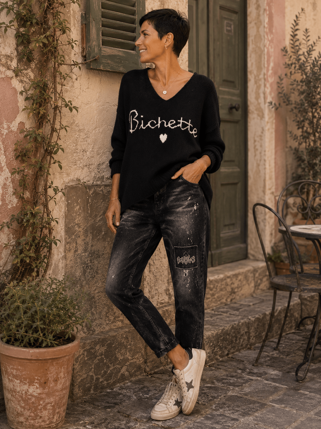 Pull Bichette noir porté avec jean noir dans une rue italienne