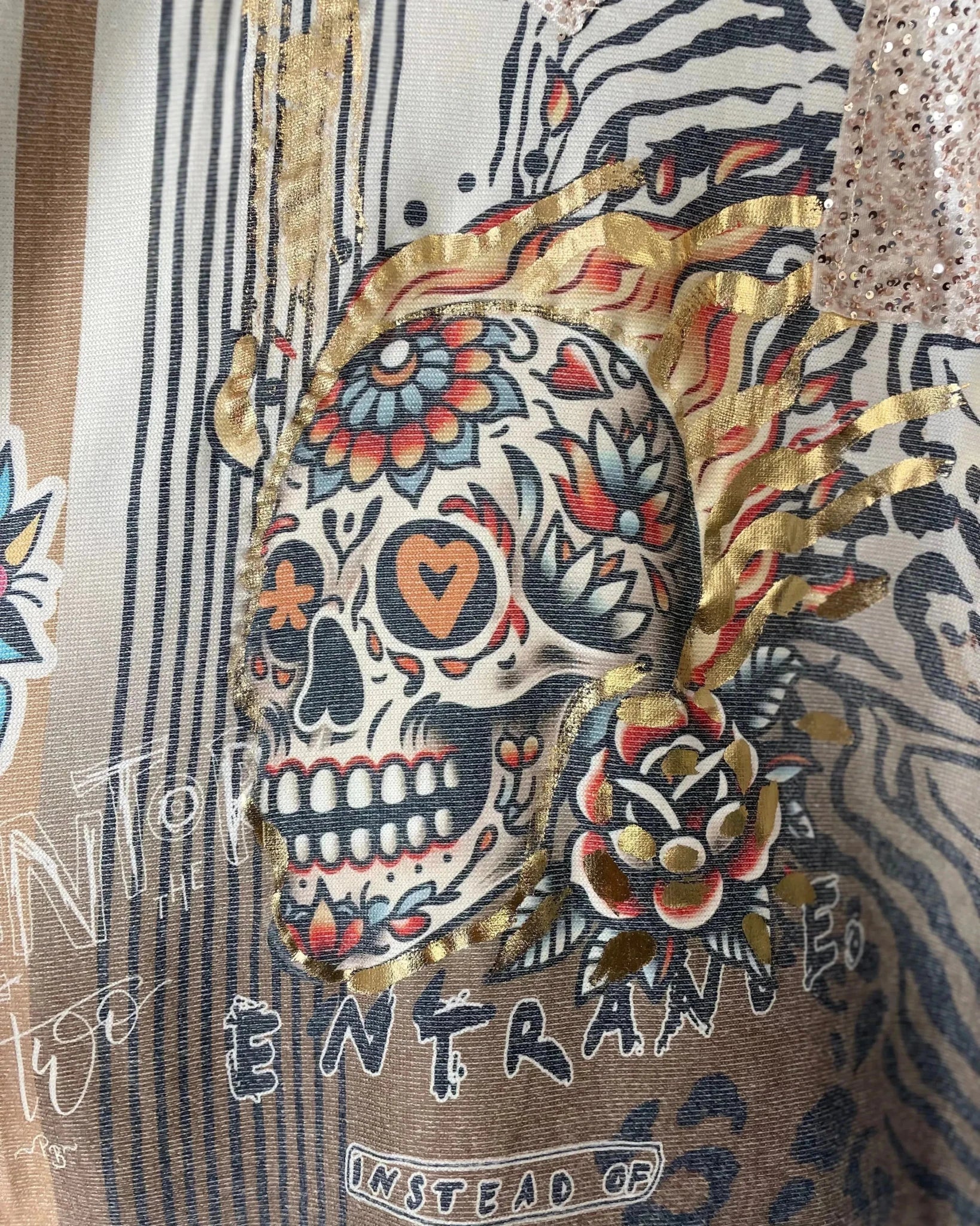 Pull Calavera d’Or : motif crâne floral au dos