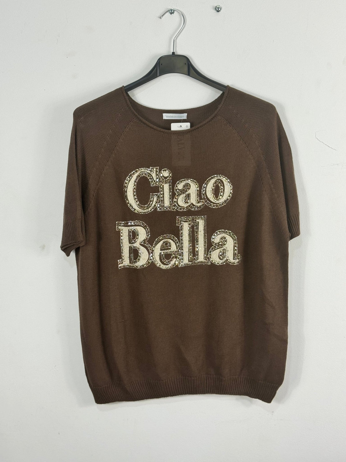 Détail réel du message Ciao Bella en strass sur le pull femme